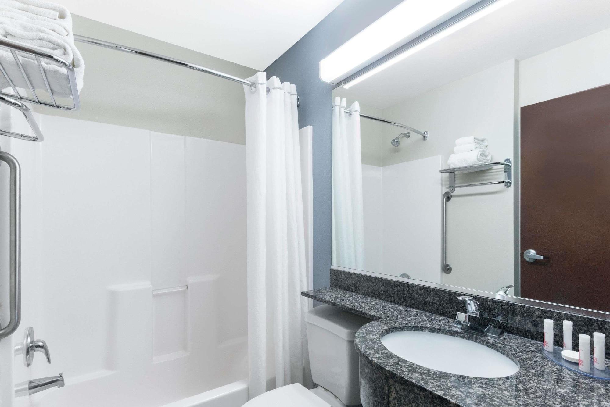 Microtel Inn And Suites Baton Rouge Airport Экстерьер фото